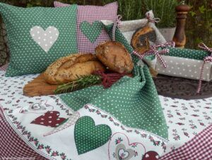 matches21 Kissenhuelle Heimtextilien Landhaus VRONI Blumen und Herz Borduere 40x40 cm bunt 117729 1 1 4