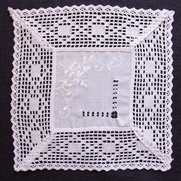 matches21 - Webshop Mitteldecke Tischwaesche weiss edle Stickerei und Haekelspitze Landhausstil 35x35 cm 117114 1 1