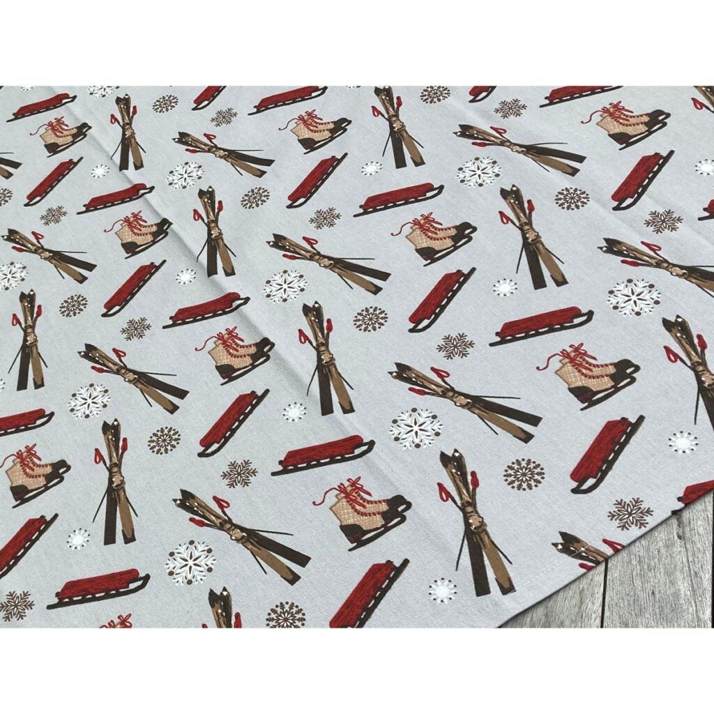 matches21 Tischdecke MAGGIE Landhaus Winter Schlitten Ski Schlittschuhe beige 126830 1 1
