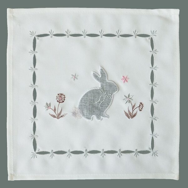 matches21 - Webshop Mitteldecke Tischwaesche Osterhasen Blumen Fruehling weiss Stick bunt 30x30 cm 123905 1 1