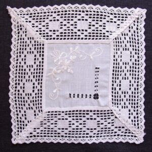 matches21 - Webshop Mitteldecke Tischwaesche weiss edle Stickerei und Haekelspitze Landhausstil 35x35 cm 117114 1 4