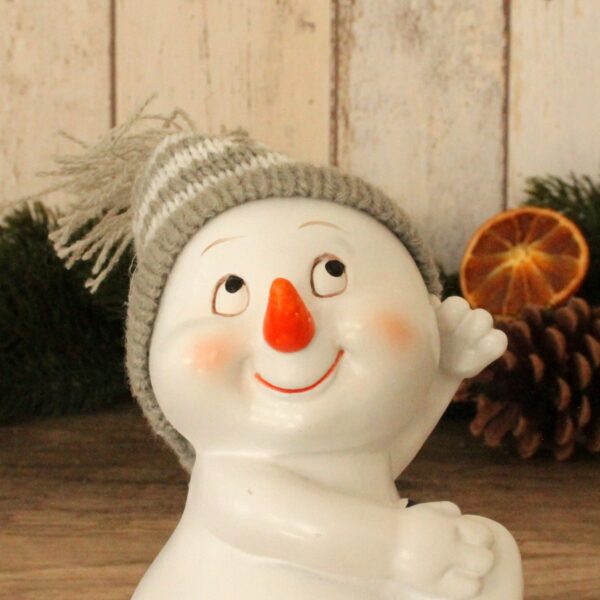 matches21 - Webshop Schneemann Deko Figuren mit Strickmuetzen grau Kunststoff 4er Set sort 8x11 cm 116859 4 1 5