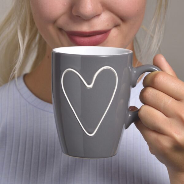 matches21 - Webshop Tasse Becher Herzen Herzdekor grau weiss und beige 1 Stk B WARE Keramik 11 cm 250 ml 110637 1 2