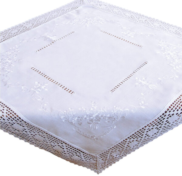 matches21 - Webshop Tischdecke Mitteldecke weiss edle Stickerei und Haekelspitze Landhausstil 110x110cm 117107 1 1