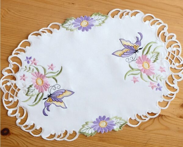 matches21 - Webshop Tischlaeufer Mitteldecke Schmetterlinge Blumen Zierkante Stick bunt 30x45 cm oval 117131 1 1