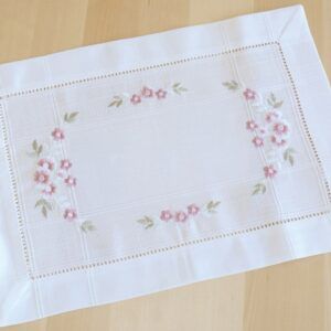 matches21 - Webshop Tischlaeufer Mitteldecke Stickerei rosa Blumen Hohlsaum Tischwaesche 35x50 cm 121281 1 18