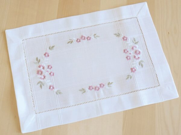 matches21 - Webshop Tischlaeufer Mitteldecke Stickerei rosa Blumen Hohlsaum Tischwaesche 35x50 cm 121281 1 1